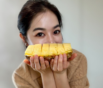 开箱台南金钻鳯梨  美女主播刘方慈骄傲甜到「吓倒」日本友人