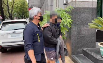 警察學乖了！健身網紅「PEETA葛格」上銬畫面曝 外套緊包雙手