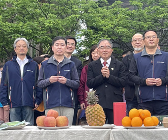 臺大農場百年慶春耕 大小朋友手把青秧插滿田