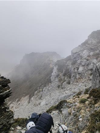 國中生攻頂奇萊遇落石！4人遭擊「手骨折、頭受傷」待援