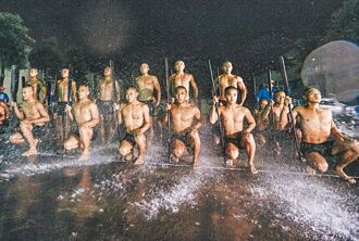 海龍蛙兵馳援 潛入船艙搜救陸漁民