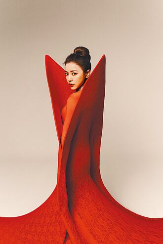 丁噹新造型紅豔豔 被虧像聖筊