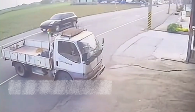 云林县东势乡有辆货车疑似忘拉手煞车向后退，擦点撞到行驶而来的休旅车，不料，下秒竟默默地向前滑。（图／翻摄自社会事新闻影音）