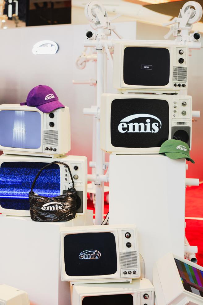 EMIS台北快閃店店裝，紫色帽子為宋江同款、綠色為車銀優同款。（EMIS提供）