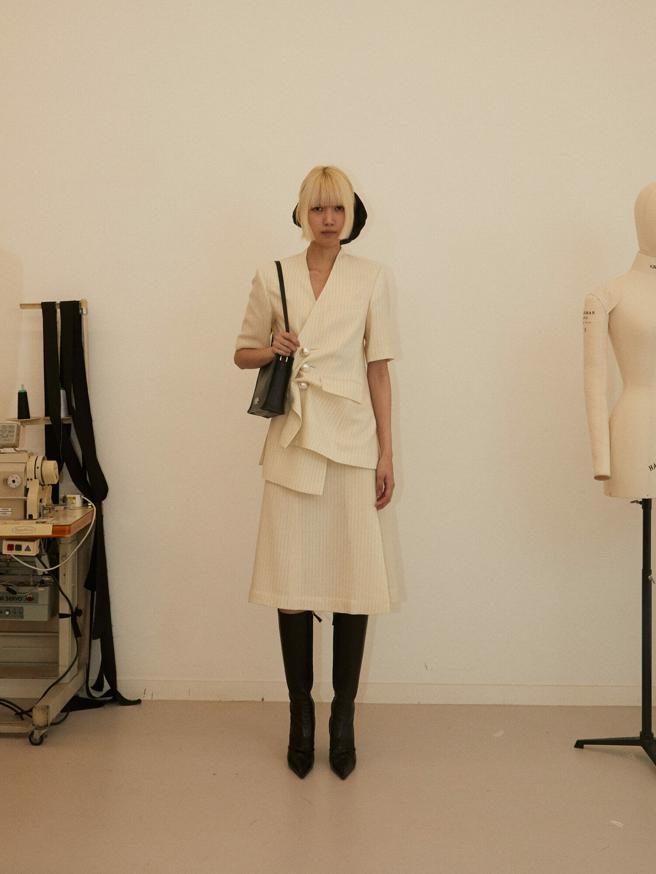 KIMHEKIM 藍白條紋蝴蝶結細肩上衣，2萬8380元。（初衣食午提供）