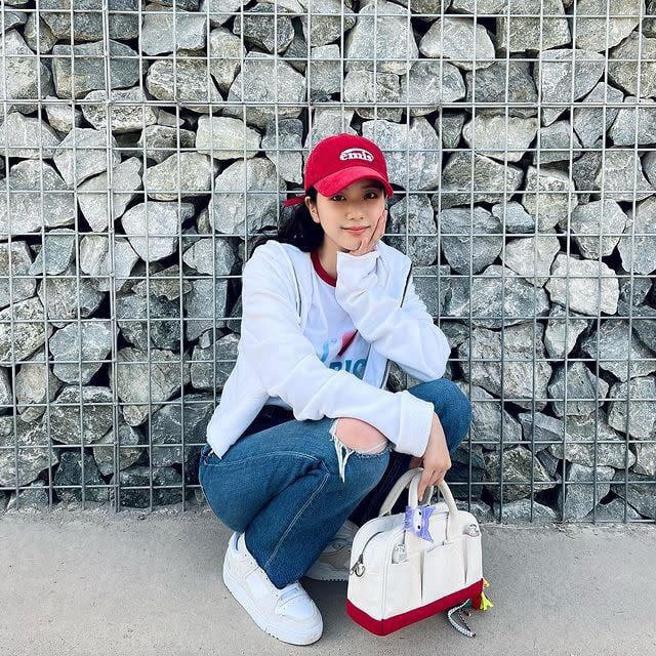 Jisoo私服也曾戴過Emis帽子。（摘自Jisoo IG）
