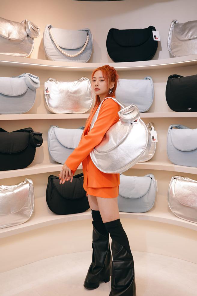 韓國設計師品牌Samo Ondoh和藝人藝人吳映潔聯名巨型包款。（Samo Ondoh提供/林欣儀台北傳真）