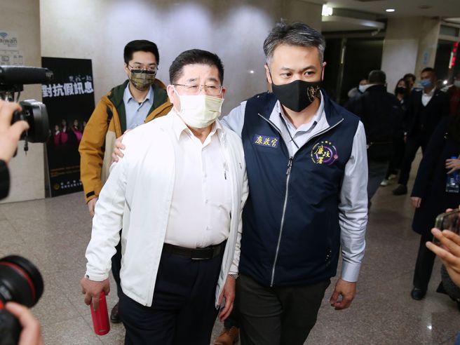 廉政署今晨將台灣智慧光網董事長李慶煌（左）移送台北地檢署複訊。（杜宜諳攝）