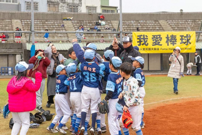 U11冠軍隊伍「KEEP棒球學院(社區棒球隊）」（圖/體育主播梅聖旻提供）