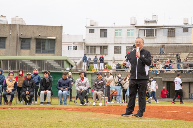 前中華職棒會長吳志揚勉勵小球員，藉由比賽，享受棒球的樂趣。（圖/體育主播梅聖旻提供）