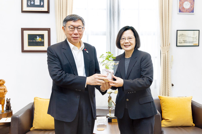 柯文哲（左）14日拜會蔡英文總統（右），雙方就「勞保年金改革」等4大重要議題進行意見交流。（圖／總統府提供）