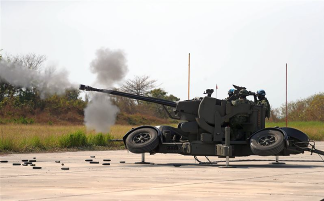 1分鐘550發！空軍防砲35快砲實彈射擊，夜空火網超壯觀。(青年日報提供)
