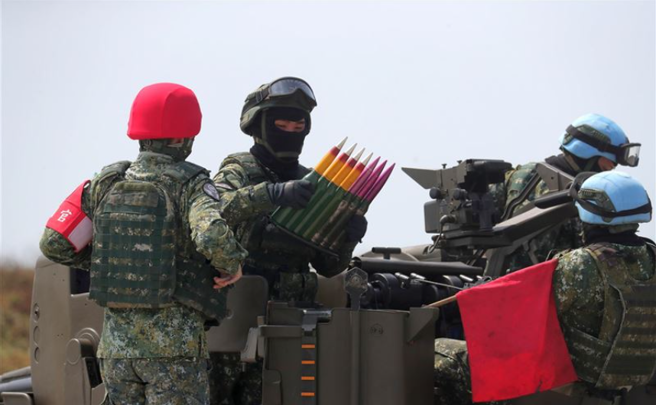 1分鐘550發！空軍防砲35快砲實彈射擊，夜空火網超壯觀。(青年日報提供)