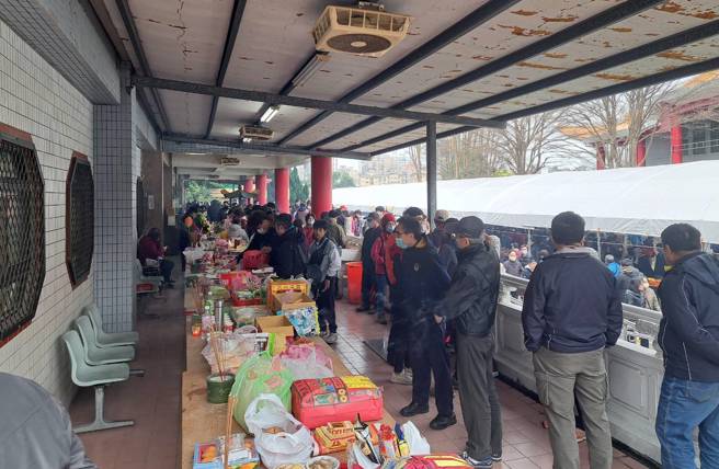 民眾前往桃園殯葬所掃墓祭祖。（翻攝畫面）