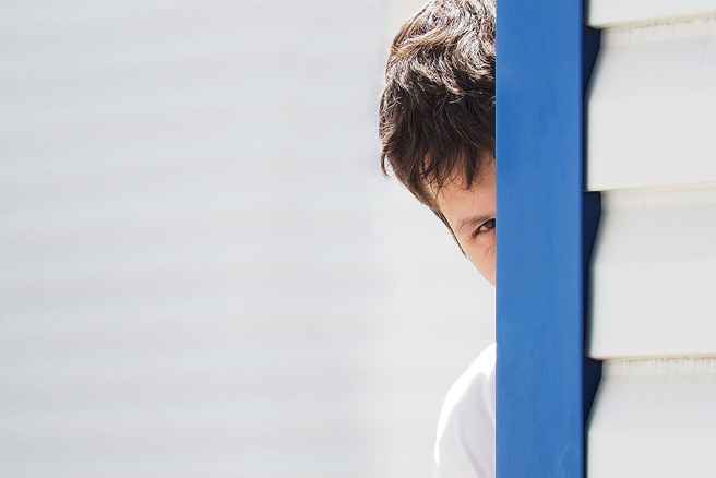 男子还没有找到枪声来源，就被枪手一枪命中脸部，惨死在自家阳台上。(图:shutterstock/达志)