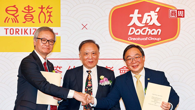 強強聯手！鳥貴族社長大倉忠司（左）與大成集團董事長韓家宇（中）、副總裁韓家寅（右）簽約並宣示將開出鳥貴族創業以來的首間海外分店。(攝影者．駱裕隆)