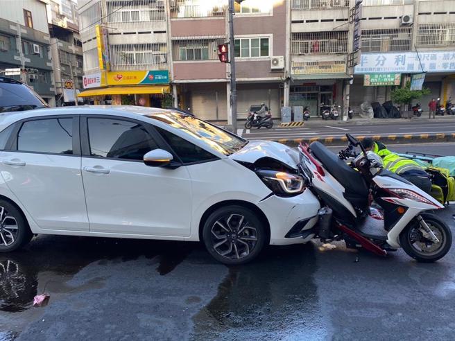 中市西区13日发生自小客车闯红灯、追撞停等红灯的男骑士事故，30岁陈姓男骑士受重伤送医抢救，经医院宣告脑死。警方表示，初步研判肇因是自小客车李姓驾驶分心驾驶，全案交通大队调查厘清中。（民眾提供／陈淑芬台中传真）