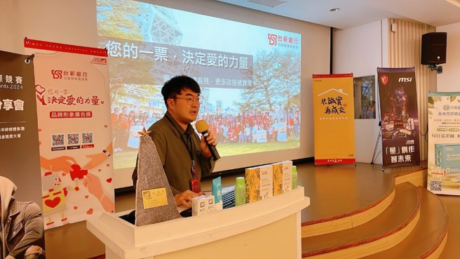 台新公益基金會劉賢章先生與學生分享基金會相關資訊。（圖／時報金犢奬大會提供）