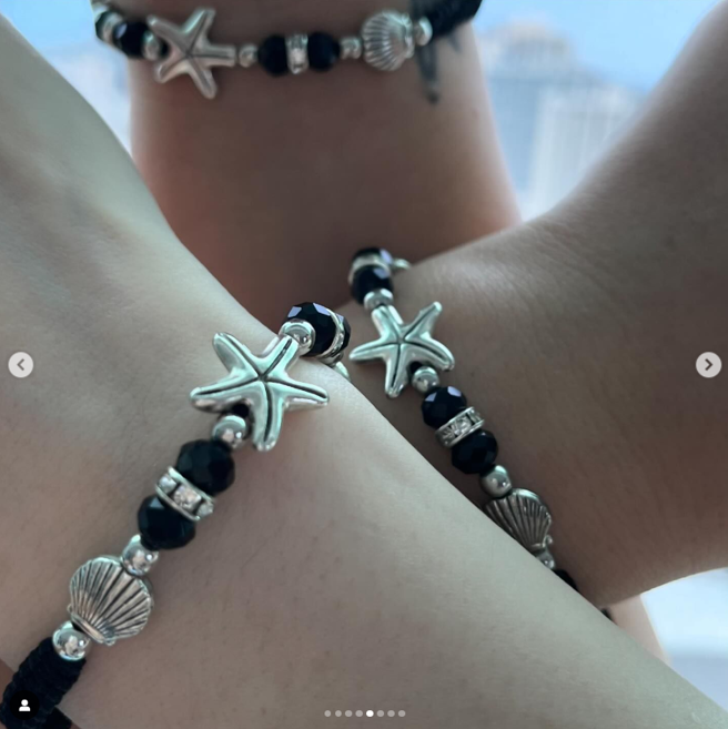 韩韶禧贴出三人戴同款手炼的照片。（图／IG@xeesoxee）