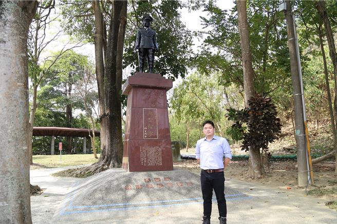 已故义消林清求先生之孙林裕敦与阿公铜像合影。（嘉义市政府提供／廖素慧嘉市传真）