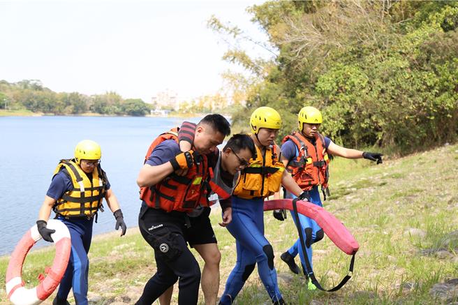 嘉市府观光新闻处与警消等单位实施近水域辅助侦测系统演练。（嘉义市政府提供／廖素慧嘉市传真）