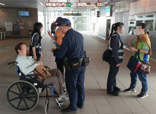 高雄80歲汪翁（左一坐輪椅者）與自稱24歲陳姓女網友，談「祖孫網戀」，13日遠從高雄到台中捷運大慶站要送10萬元聘金迎嬌娘。捷運警察隊揪破綻、揭愛情詐騙阻詐，老翁雖傷心黃昏戀夢破，但慶幸至少保住養老金。（警方提供／陳淑芬台中傳真）