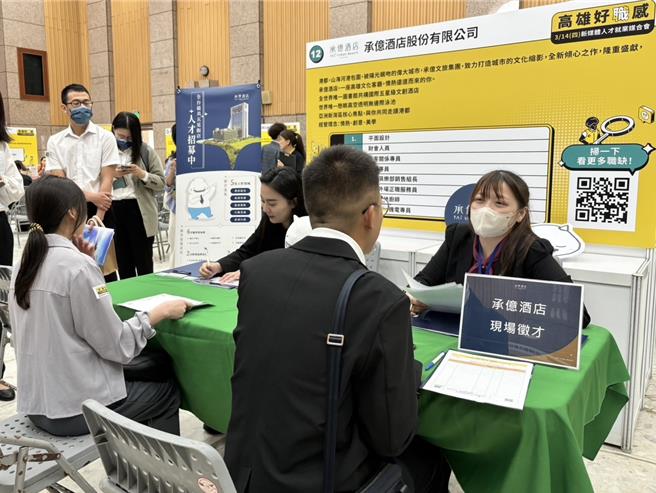 高市府青年局14日于凤山行政中心大礼堂举办「高雄好职感—新媒体人才就业媒合会」，力邀27家知名企业提供近300个新媒体相关职缺，最高月薪上看5万元。（高市府青年局提供／洪浩轩高雄传真）
