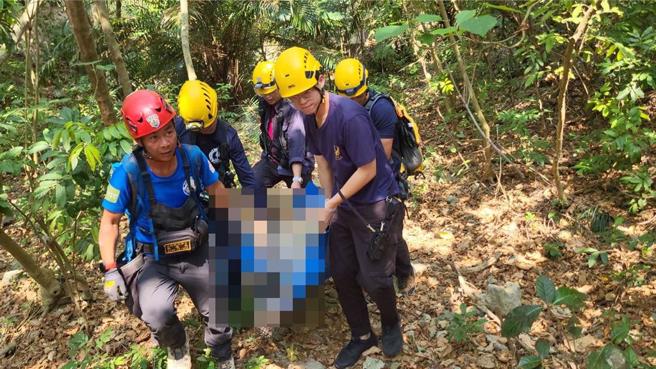 搜救队15日一早在寿山龙泉寺北方悬崖下方发现老翁，但已明显身亡，警消正赶往现场，调查事故详细原因。（民眾提供／袁庭尧高雄传真）