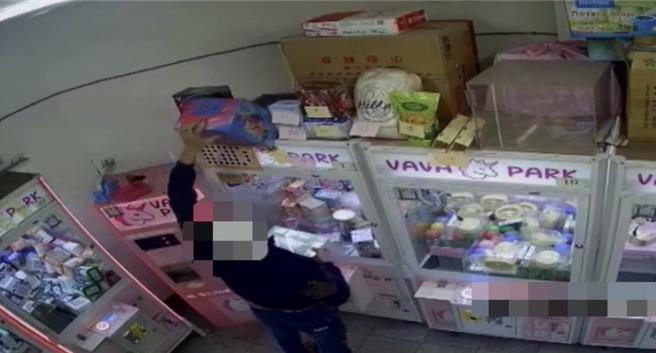 監視器拍下行竊過程。（翻攝照片／洪靖宜高雄傳真）