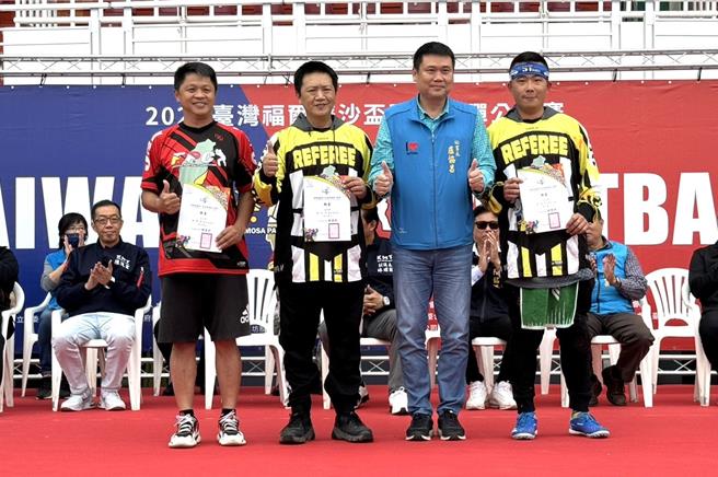 台東縣政府祕書長盧協昌（右二）頒發聘書給賽會的裁判與工作人員。（台東縣政府提供／蔡旻妤台東傳真）