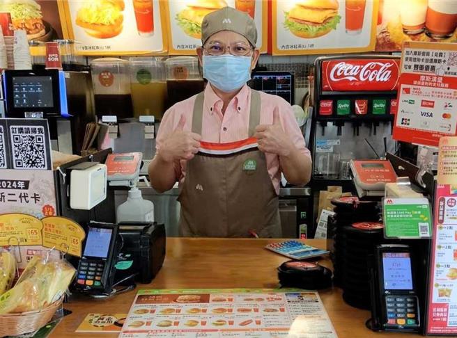 輔導員鼓勵寫下自己對未來工作的期待，60歲的柯美鈴於2個月後成功錄取嚮往的知名速食店餐飲服務員。（翻攝照片／洪靖宜高雄傳真）