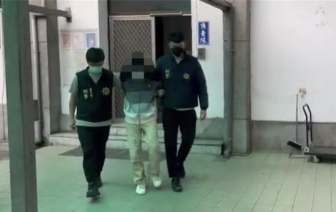 中市30歲工程師13日清晨騎機車在西區某路口等停紅燈，遭1輛疾駛的小客車闖紅燈追撞身亡，警方初步調查研判是自小客車李姓駕駛（中）分心駕駛，14日拘提李進一步調查。（民眾提供／陳淑芬台中傳真）