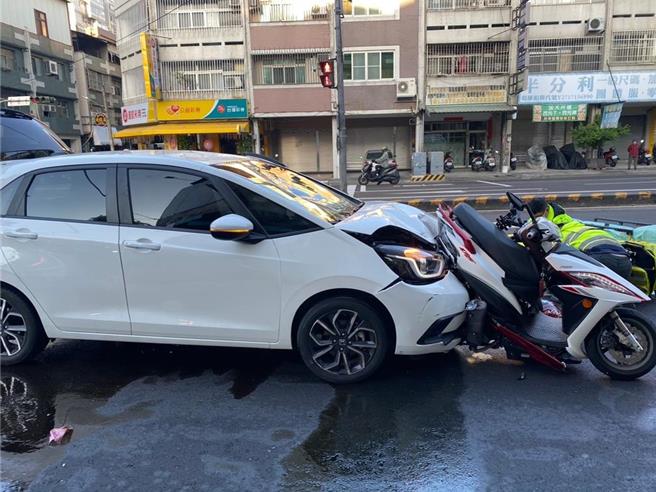 中市30歲工程師13日清晨騎機車在西區某路口等停紅燈，遭1輛疾駛的小客車闖紅燈追撞身亡，警方初步調查研判是自小客車李姓駕駛分心駕駛，14日並拘提李進一步調查。（民眾提供／陳淑芬台中傳真）