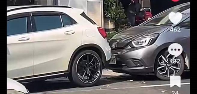 2車為爭停車格互不相讓！高雄市左營區日前發生白、黑兩輛自小客車分別欲停進一停車格的前後半段，雙方駕駛僵持不下，約20分後警方到場，黑色自小客車駕駛即自動離去，才解除停車糾紛。（翻攝照片／林雅惠高雄傳真）