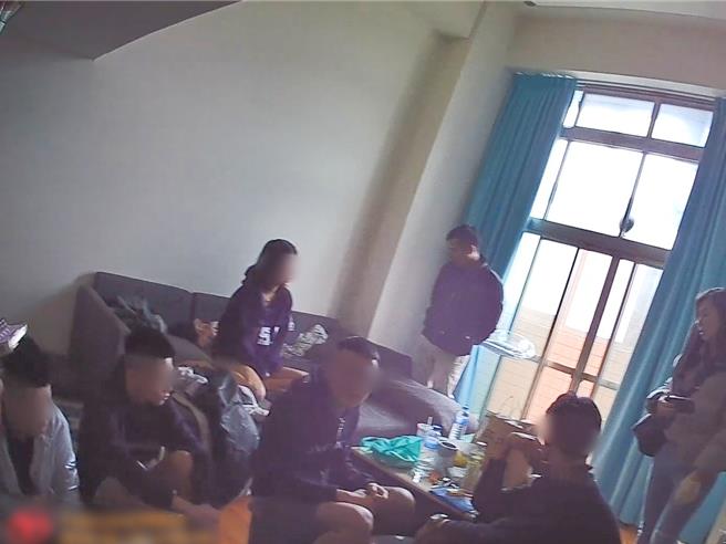 28歲蔡姓男子去年11月向警方報案，稱自己被強盜80萬元，警方發現蔡男支吾其詞，他才坦承是詐騙集團收水車手。警方追查後，發現竟是與蔡男同夥的詐騙集團成員「黑吃黑」，警方上門破獲詐騙集團。（警方提供）