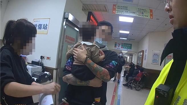 桃園警察分局埔子派出所警員謝瑋倫及黃冠穎昨天於富國路執行巡邏任務時，蕭姓民眾攔車求援。他表示，1歲半兒子在家不慎被開水燙傷右手臂，造成嚴重紅腫。警方火速開道，8分鐘就趕到醫院，目前狀況已經穩定。（翻攝照片）