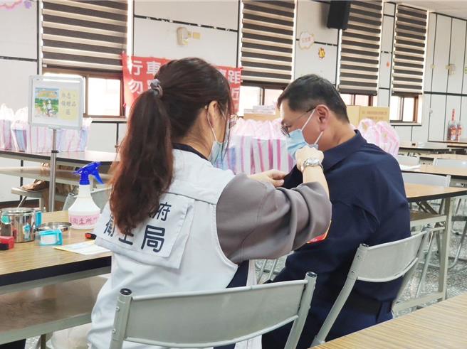 新北市衛生局提供免費到職場接種疫苗服務，已有208家企業申請。（新北市衛生局提供）