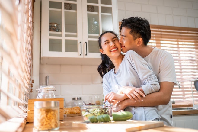 生肖属狗、猴、牛和猪的男性越疼老婆，运势越旺，不但能帮助事业发展，财运也跟着水涨船高。