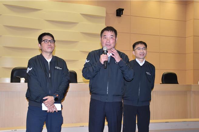 苗栗县政府举办3场社区关怀据点工作连繫会议，苗栗县长锺东锦到场感谢所有据点负责人为长辈付出。（谢明俊摄）