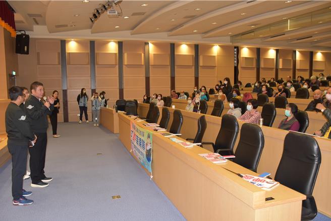 苗栗县政府举办3场社区关怀据点工作连繫会议，苗栗县长锺东锦到场感谢所有据点负责人为长辈付出。（谢明俊摄）