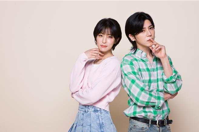 畢書盡（右）與賴雅妍日前合作拍攝宣傳照。（索尼音樂提供）