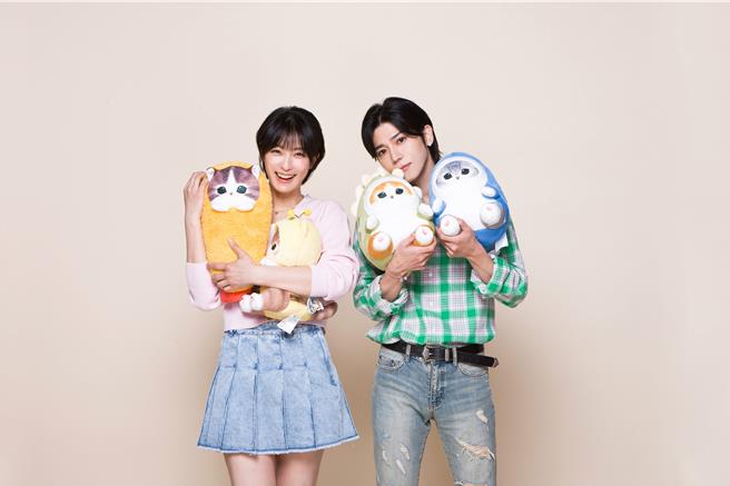 畢書盡（右）與賴雅妍日前合作拍攝宣傳照。（索尼音樂提供）