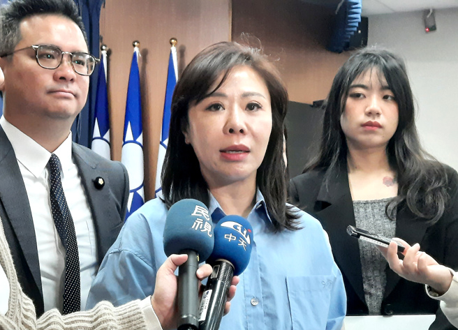 立委李彦秀（中）说，过去7年蔡英文总统神隐，在国会用傲慢碾压方式处理议案，如果与在野党主席这个会面更早，国会会更少衝突。（粘耿豪摄）