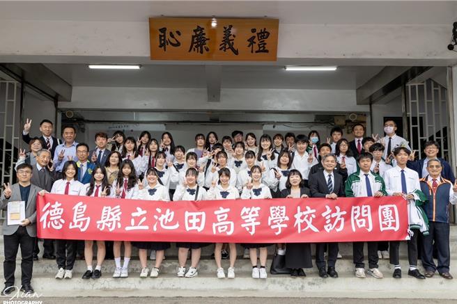 日本德島縣立池田高校師生14日回訪竹南鎮君毅中學。（君毅中學提供／謝明俊苗栗傳真）