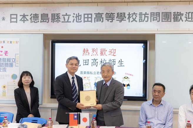 日本德島縣立池田高校師生14日回訪竹南鎮君毅中學。（君毅中學提供／謝明俊苗栗傳真）