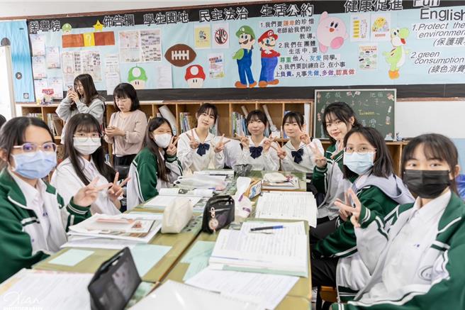 日本德島縣立池田高校師生14日回訪竹南鎮君毅中學，學生們交流愉快。（君毅中學提供／謝明俊苗栗傳真）