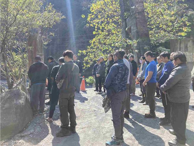 部落族人進入七彩湖前祈福，表達對山林文化敬意尊重。（林業及自然保育署花蓮分署提供／王志偉花蓮傳真）