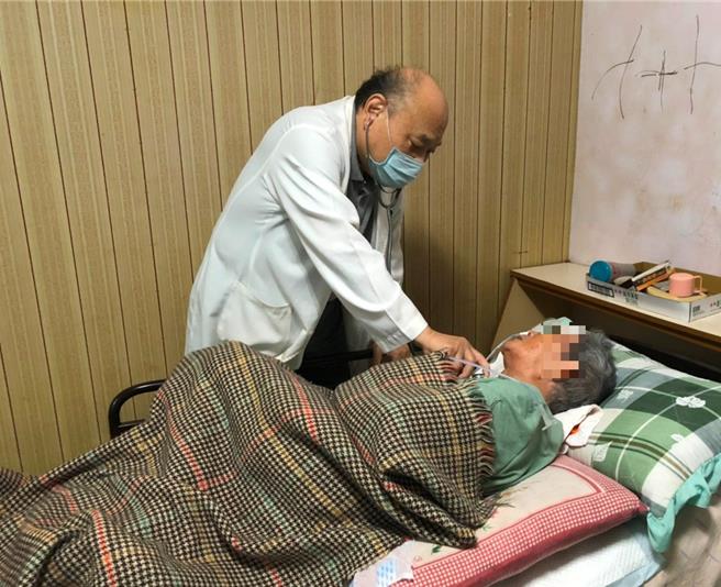 象鼻卫生室提供居家医疗访视，帮助不便外出就医的病人，获得良好的医疗服务。（大千医院提供／谢明俊苗栗传真）