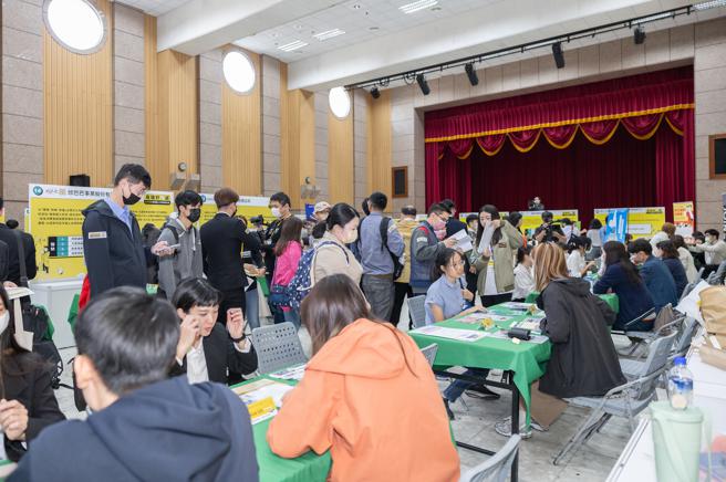 「高雄好职感　新媒体人才就业媒合会」吸引超过850人投递履歷。（图片来源：高雄市青年局提供）
