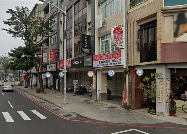 高雄翁姓鐘表行老闆積欠地下錢莊債務，竟把客人送修的香奈兒、萬寶龍、勞力士黑水鬼等數十萬元手表典當抵債，但最後週轉不靈，返還「廉價相似款」手表，遭客戶提告。檢警查出翁男根本是慣犯，已有25人受害，損失金額逾525萬元，高雄地院依業務侵占罪判翁男4年10月，可上訴。（取自GoogleMap／袁庭堯高雄傳真）